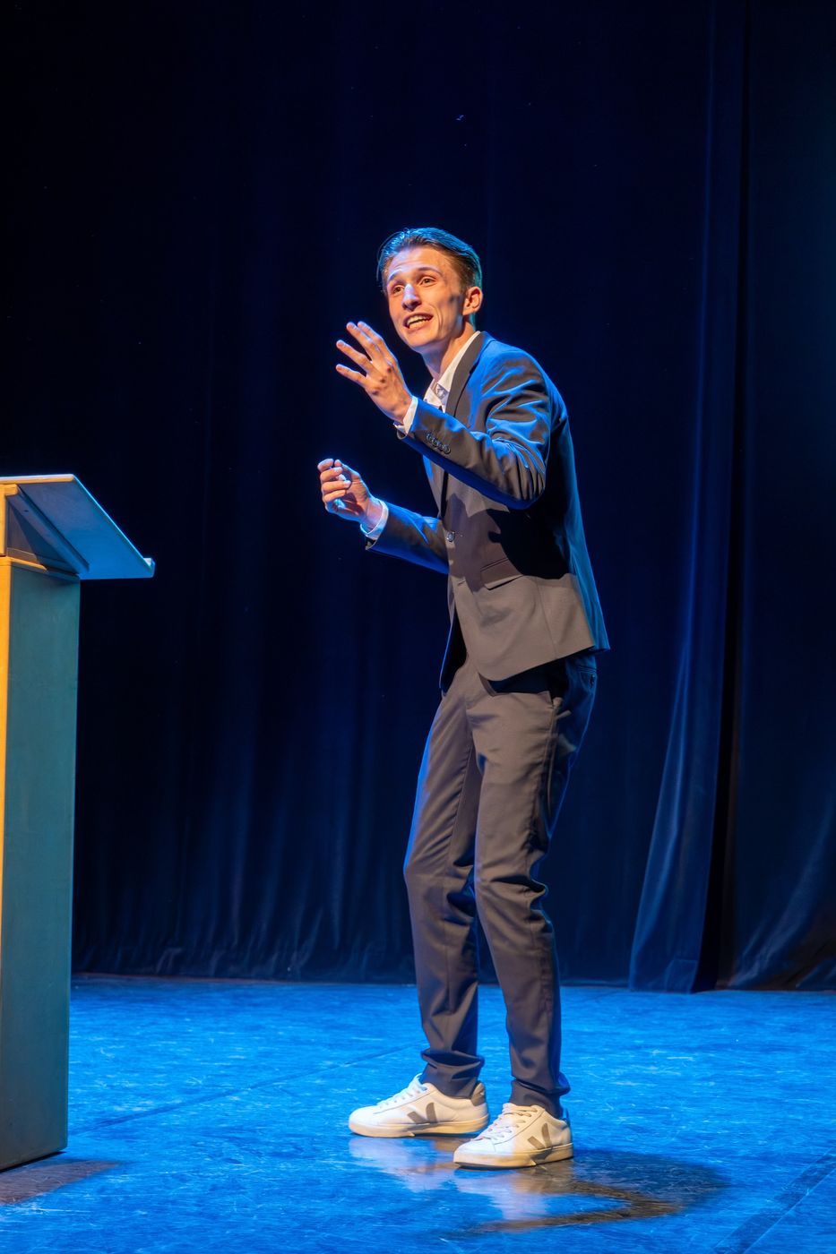 Un candidat en pleine plaidoirie sur la scène du Théâtre Astrée, finale 2026