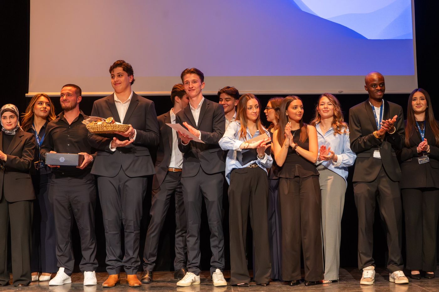 Les finalistes et l'équipe sur scène